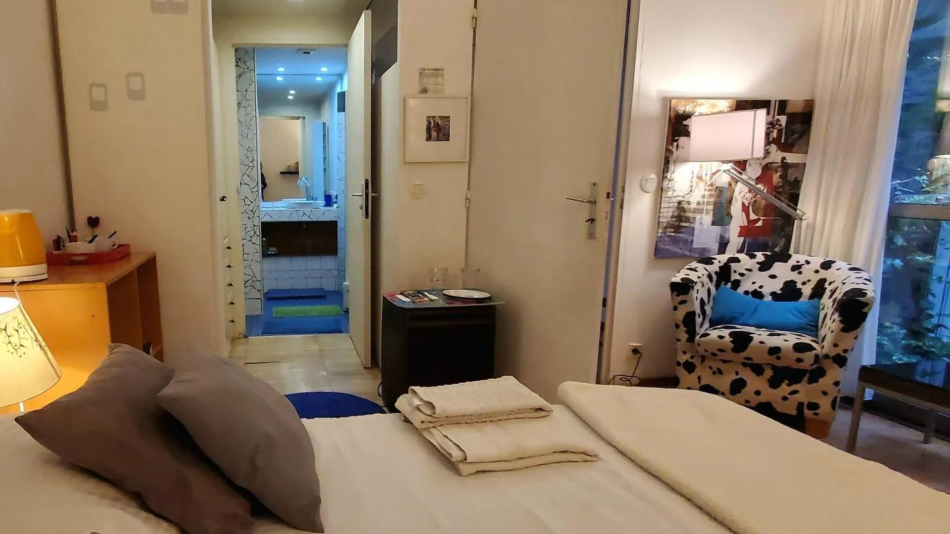 Une Chambre A Paris 20Eme Avec Un Petit Jardin Francia