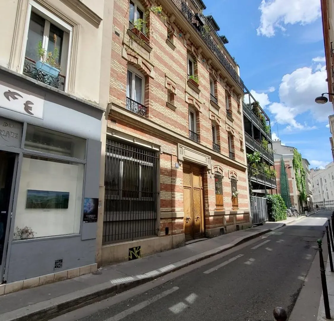 Une Chambre A Paris 20Eme Avec Un Petit Jardin